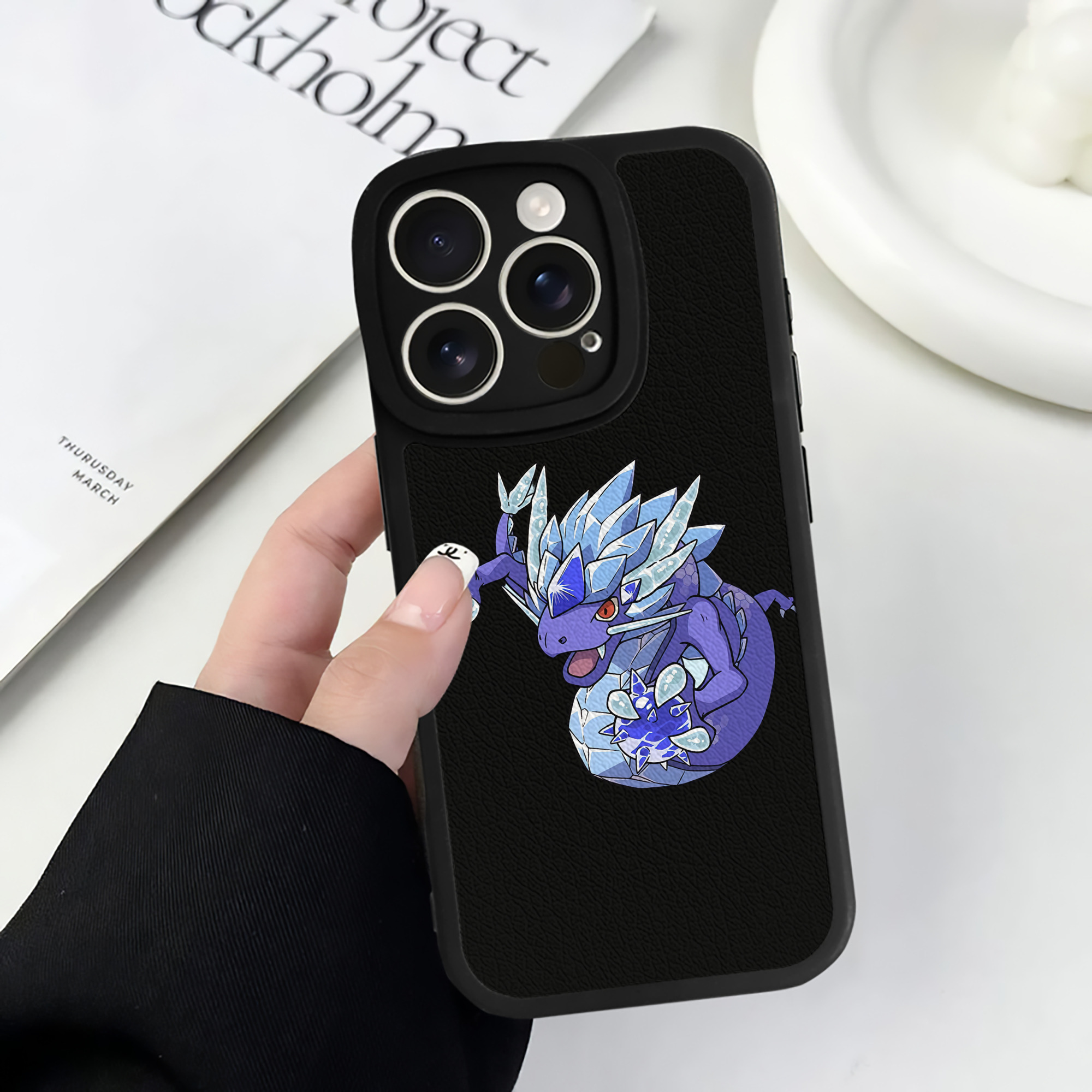 （画像用） 妖怪ウォッチ Yo-kai Watch 【iPhone 16シリーズ対応】シリコンスマホケース（レザー調） 材質：シリコン